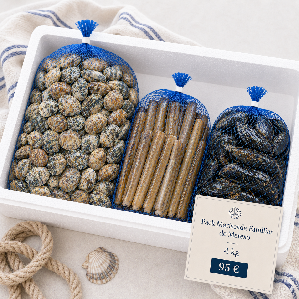 Pack Mariscada Familiar de Merexo con almeja de la ría de Arousa, longueirón de A Costa da Morte y mejillón gallego envasados en redes azules dentro de una caja de porexpán.