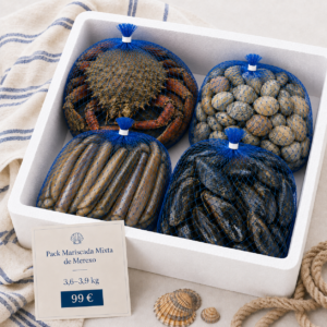 Pack Mariscada Mixta de Merexo con centolla atlántica importada, almeja de la ría de Arousa, longueirón de A Costa da Morte y mejillón gallego, envasados en redes azules dentro de una caja de porexpán.